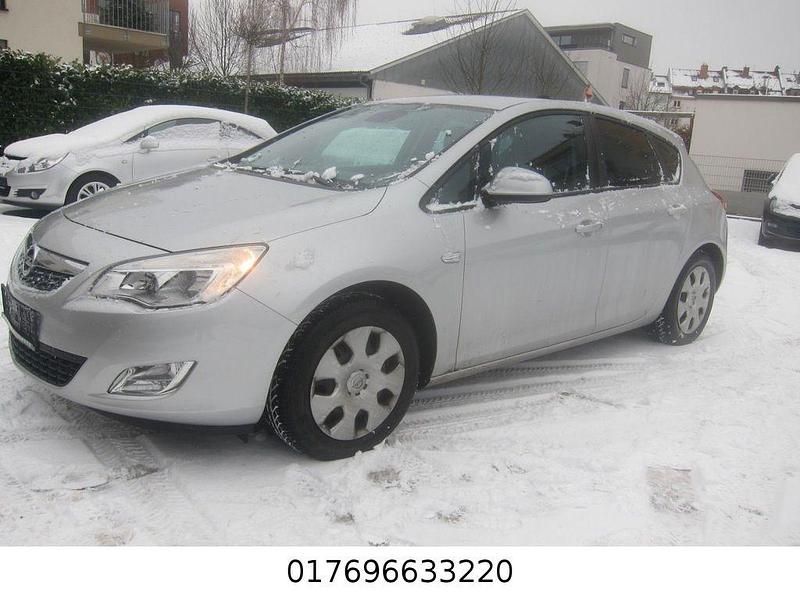 Silber Gebraucht 2011 Opel Astra Design Edition Limousine | 4.999 € (Fairer Preis) - Bild 1/4