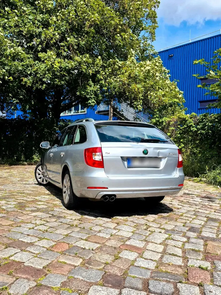 Gebraucht Skoda Superb Elegance 160 PS (117 kW) 2010 Grau Kombi