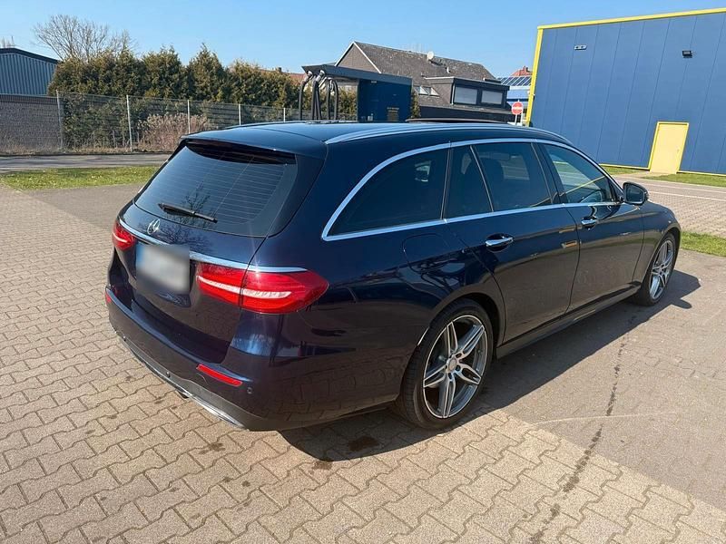 Gebraucht Mercedes E220 AMG line 194 PS (142 kW) 2017 Blau Kombi