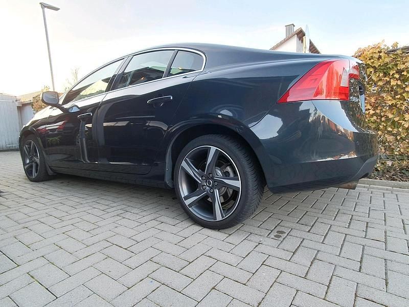 Grau Gebraucht 2012 Volvo S60 Momentum Limousine | 8.850 € (Fairer Preis) - Bild 1/4