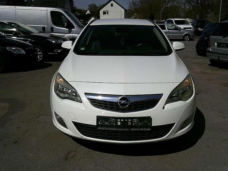 Gebraucht Opel Astra Design Edition 110 PS (80 kW) 2012 Schneeweiss/summitwhite/arctic Kombi