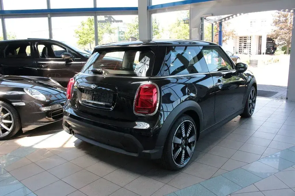Gebraucht Mini Cooper Essential 136 PS (100 kW) 2023 Midnight black met. Kleinwagen