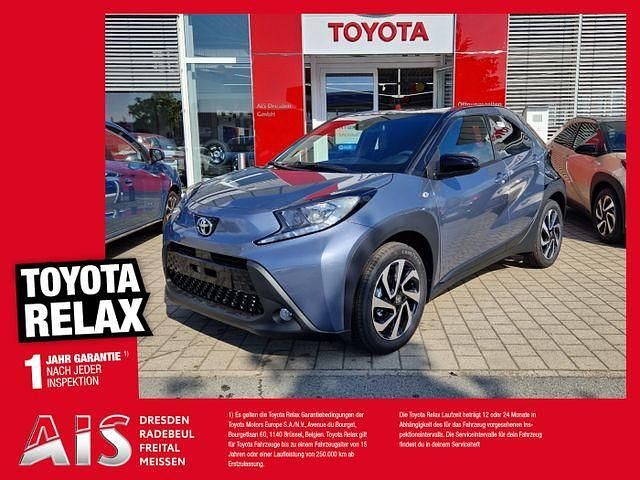 Urban khaki / night sky black Neu 2024 Toyota Aygo Team Kleinwagen | 15.990 € - Bild 1/3