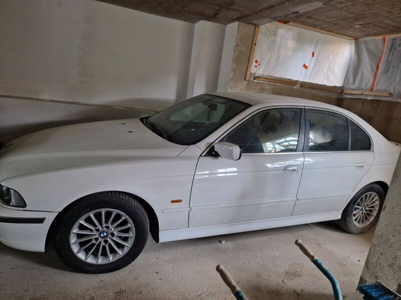 Weiß Gebraucht 2002 BMW 530 Limousine | 14.000 € - Bild 1/4