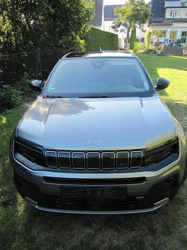 Grau Gebraucht 2023 Jeep Avenger EV Summit SUV | 23.700 € (Superpreis) - Bild 1/4