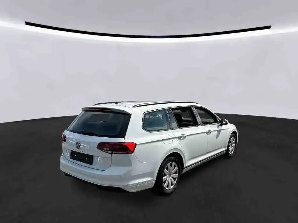 Gebraucht VW Passat 150 PS (110 kW) 2023 Weiß Kombi