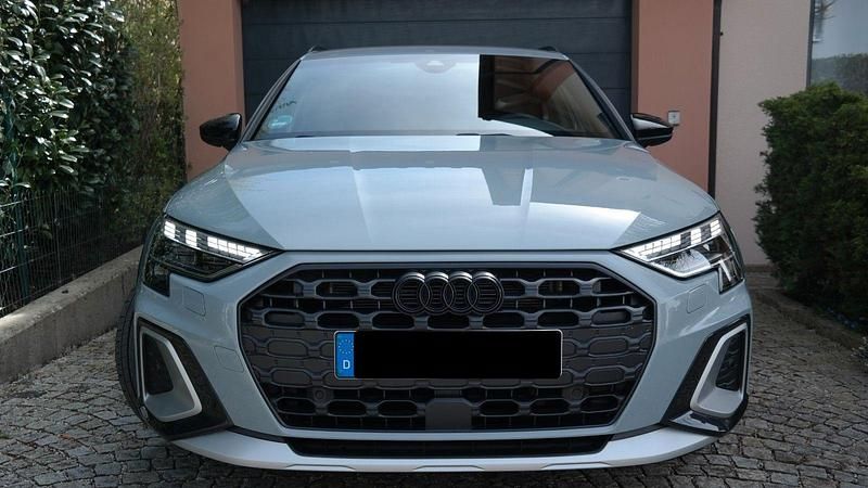 Grau Gebraucht 2024 Audi A3 Ambiente Kombi | 36.990 € (Fairer Preis) - Bild 1/4