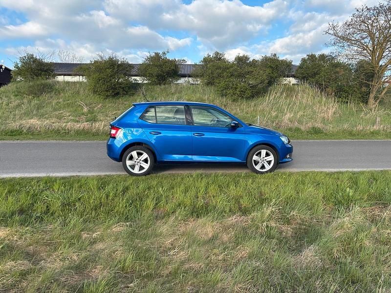 Używany Skoda Fabia 60 KM (44 kW) 2017 Niebieski Sedan/Limuzyna