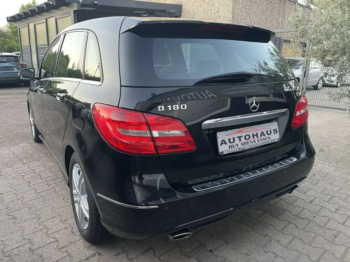 Gebraucht Mercedes B180 Sport 109 PS (80 kW) 2013 Kosmosschwarz  metalliclack Kleinwagen