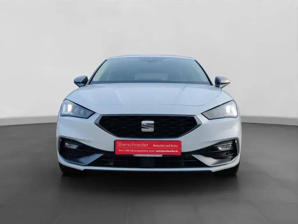 Używany Seat Leon FR 150 KM (110 kW) 2025 Biały Sedan/Limuzyna