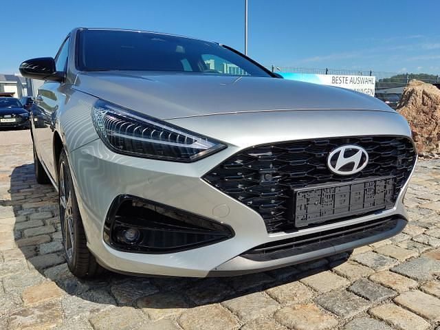 Ultimatered metallic ultimatered metallic ultimatered metallic Neu 2025 Hyundai i30 GO! Limousine | 19.950 € (Guter Preis) - Bild 1/4