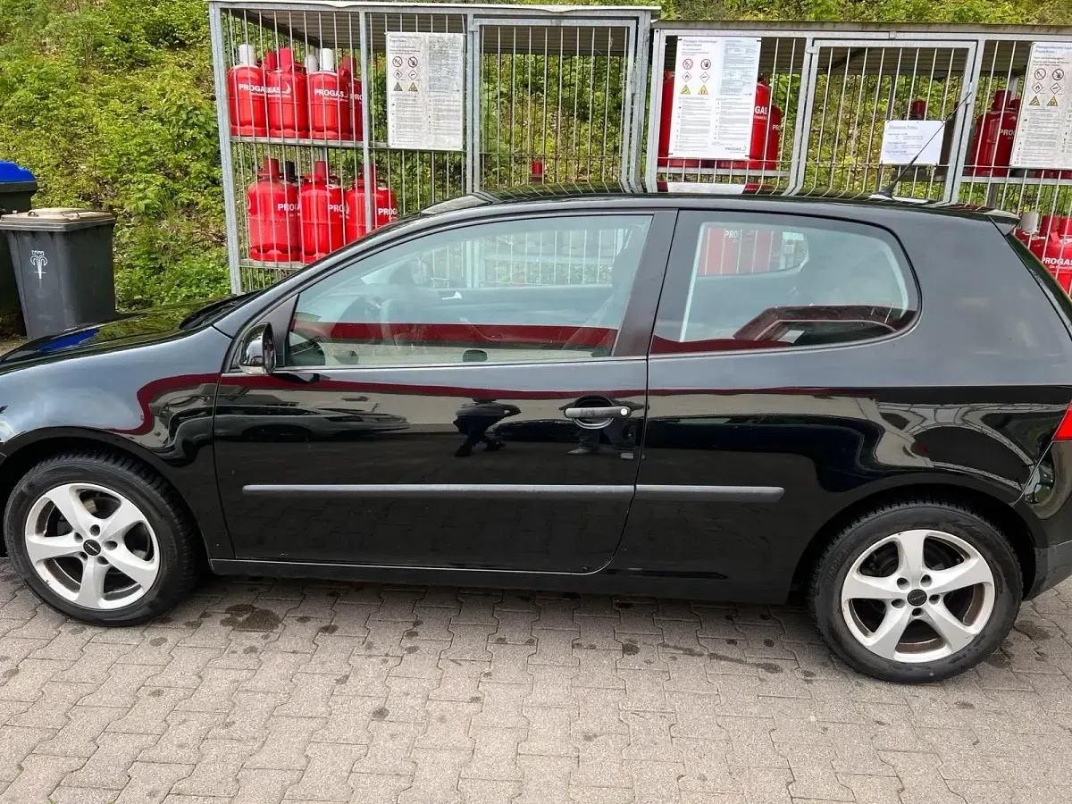 Gebraucht VW Golf V 110 PS (80 kW) 2005 Schwarz Kleinwagen