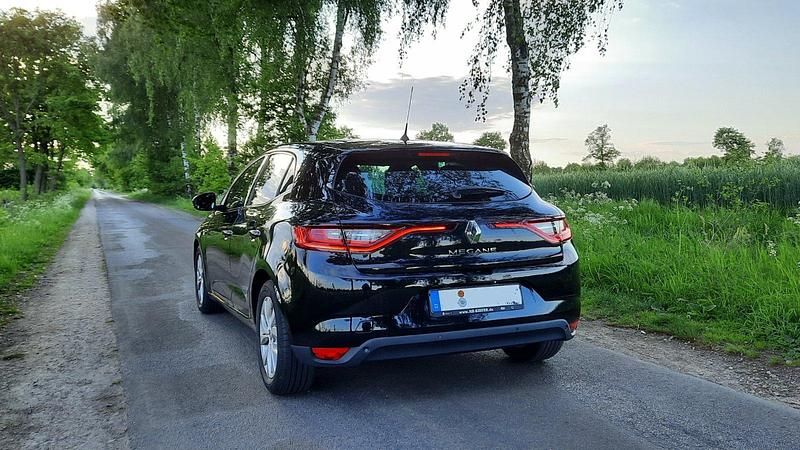 Schwarz Gebraucht 2018 Renault Mégane IV LIMITED Limousine | 7.150 € (Fairer Preis) - Bild 1/4
