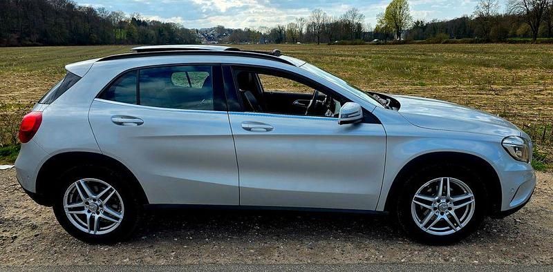 Usata Mercedes GLA200 156 CV (114 kW) 2015 Argento SUV