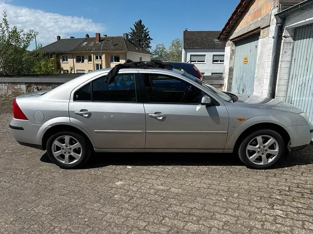 Gebraucht Ford Mondeo Ghia 170 PS (125 kW) 2002 Silber Limousine