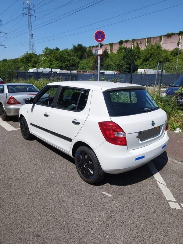 Weiß Gebraucht 2012 Skoda Fabia Ambition Kleinwagen | 2.450 € (Superpreis) - Bild 1/4