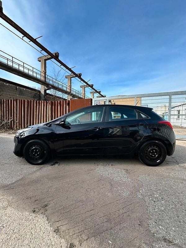 Gebraucht Hyundai i30 110 PS (80 kW) 2015 Schwarz Limousine