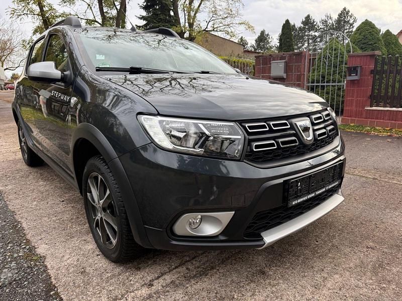 Grau Gebraucht 2020 Dacia Sandero Stepway Limousine | 7.600 € - Bild 1/4