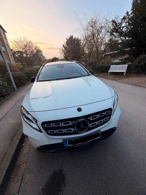 Gebraucht Mercedes GLA180 122 PS (89 kW) 2017 Weiß SUV