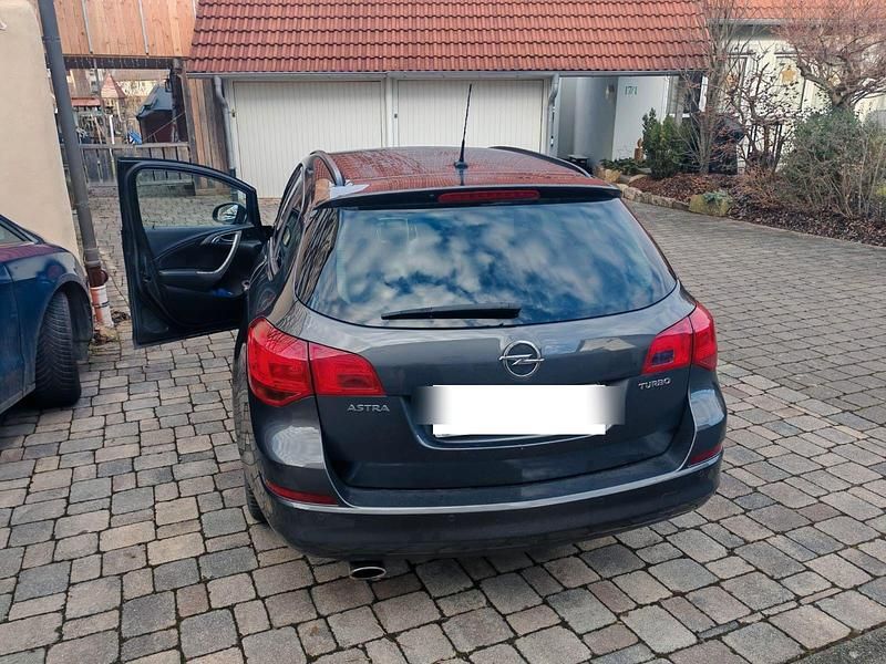 Gebraucht Opel Astra 140 PS (102 kW) 2012 Grau Kombi