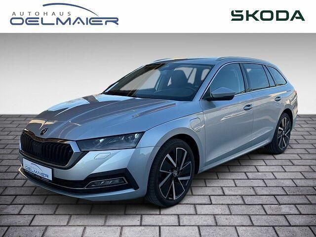 Brillantsilber metallic (metallic) Gebraucht 2021 Skoda Octavia First Edition Kombi | 22.890 € (Teuer) - Bild 1/2