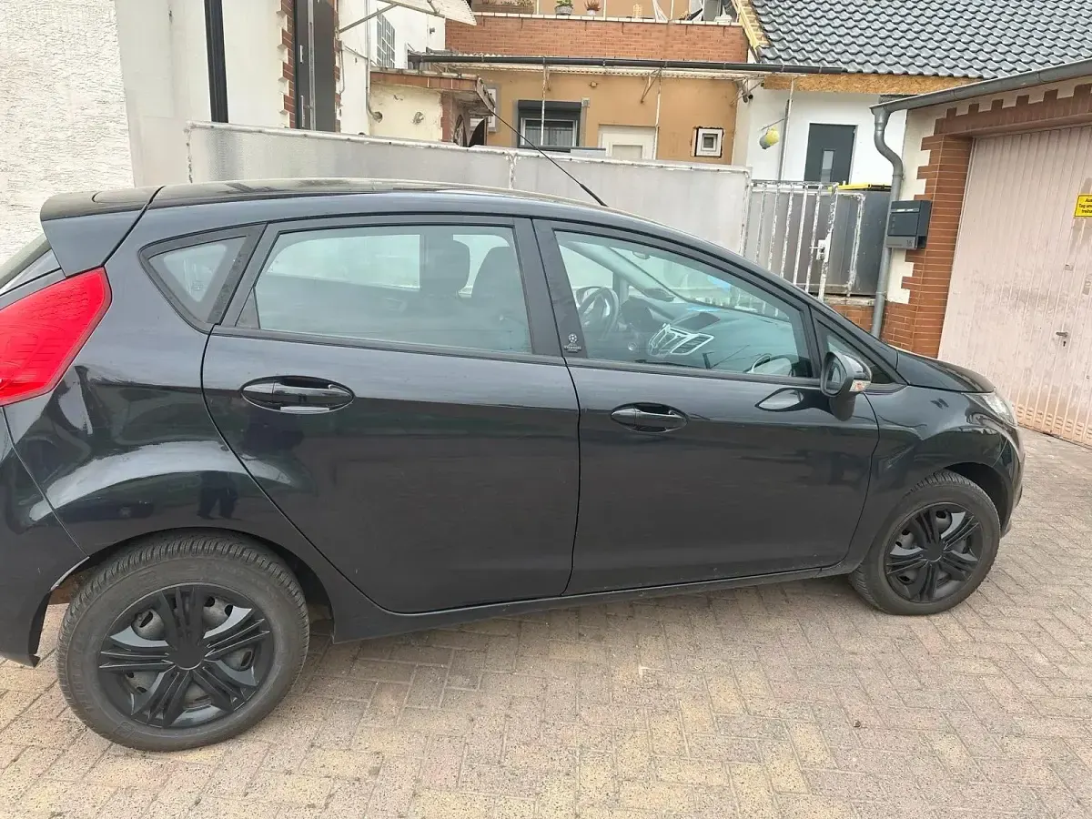 Gebraucht Ford Fiesta 82 PS (60 kW) 2013 Schwarz Kleinwagen