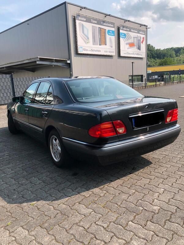 Schwarz Gebraucht 1996 Mercedes E200 Limousine | 2.700 € (Guter Preis) - Bild 1/4