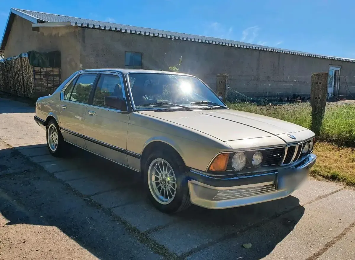 Gebraucht BMW 735 218 PS (160 kW) 1983 Gold Limousine