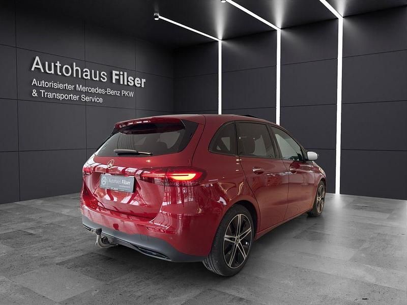 Gebraucht Mercedes B180 Progressive 136 PS (100 kW) 2024 Rot Van / Kleinbus