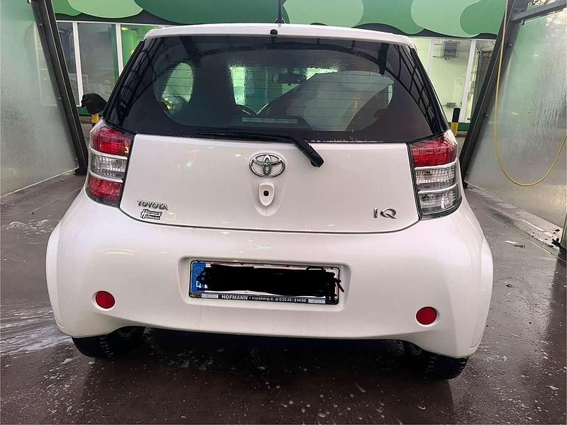 Gebraucht Toyota iQ Basis 90 PS (66 kW) 2009 White crystal shine Kleinwagen