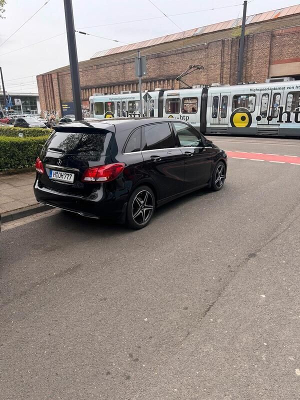 Schwarz Gebraucht 2016 Mercedes B180 AMG Van / Kleinbus | 9.000 € (Superpreis) - Bild 1/4