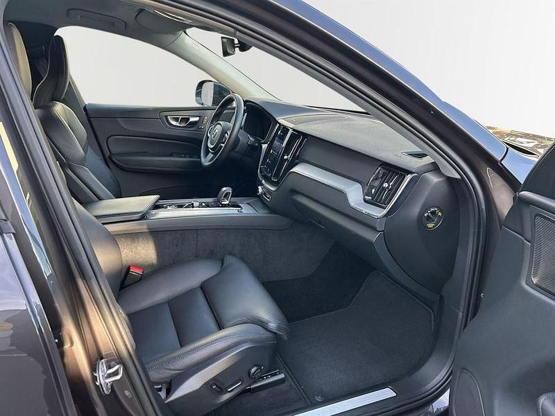 Gebraucht Volvo XC60 Plus 197 PS (144 kW) 2022 Grau SUV