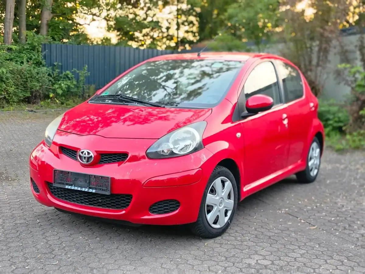 Gebraucht Toyota Aygo 68 PS (50 kW) 2011 Rot Kleinwagen