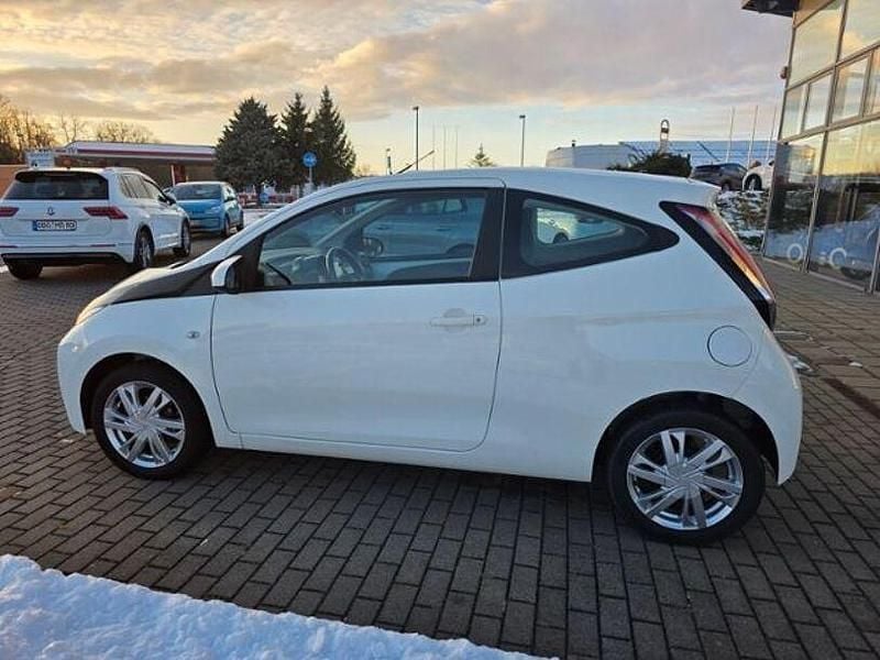 Gebraucht Toyota Aygo X-play 69 PS (50 kW) 2017 Weiß Kleinwagen