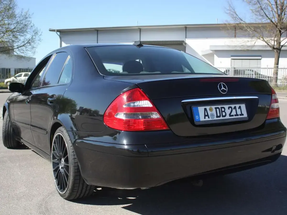 Second-hand Mercedes E200 Classic 122 CP (89 kW) 2005 Negru Berlinǎ