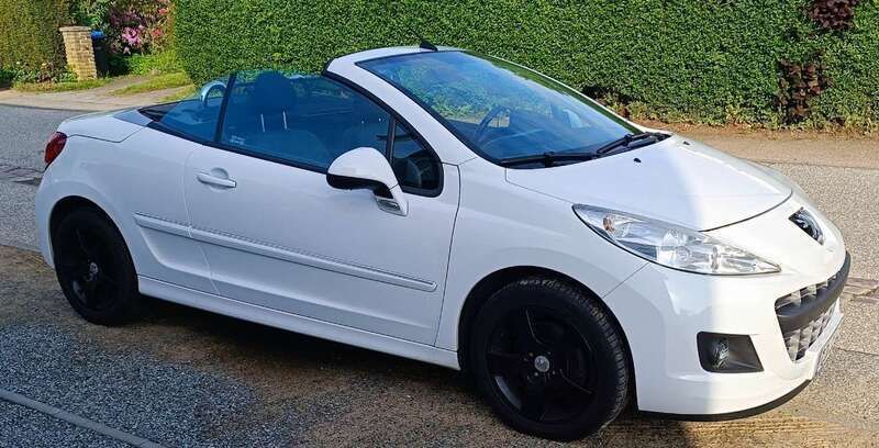 Weiß Gebraucht 2011 Peugeot 207 CC Cabrio | 4.299 € (Fairer Preis) - Bild 1/4