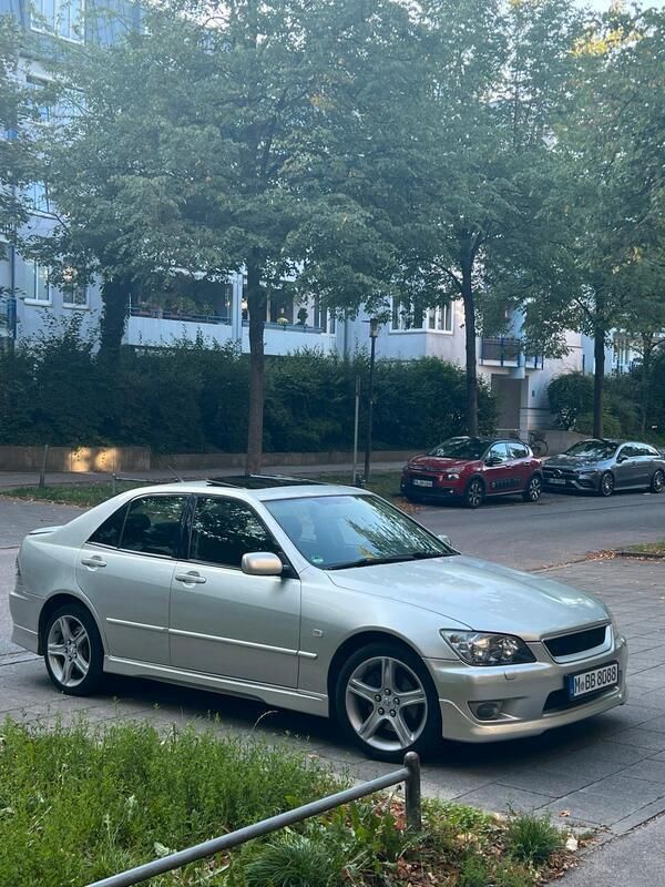 Silber Gebraucht 2005 Lexus IS200 Limousine | 7.100 € (Fairer Preis) - Bild 1/4