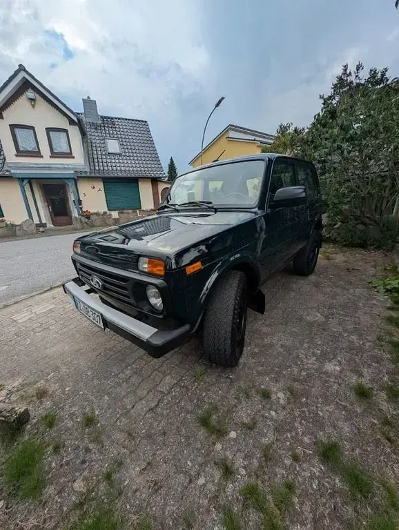 Gebraucht Lada niva 83 PS (61 kW) 2020 Grün SUV