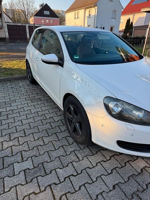 Gebraucht VW Golf VI 105 PS (77 kW) 2010 Weiß Kleinwagen