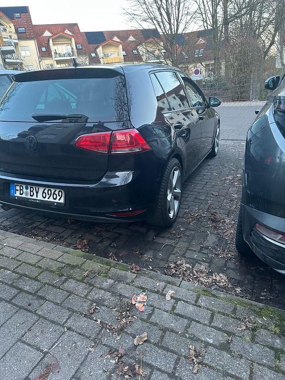 Gebraucht VW Golf VII LOUNGE 110 PS (80 kW) 2015 Schwarz Limousine