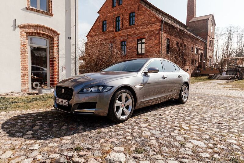 Grau Gebraucht 2021 Jaguar XF Pure Limousine | 29.500 € (Fairer Preis) - Bild 1/4