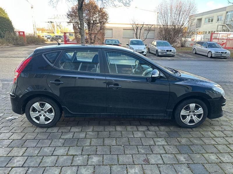 Gebraucht Hyundai i30 Classic 109 PS (80 kW) 2012 Schwarz Limousine