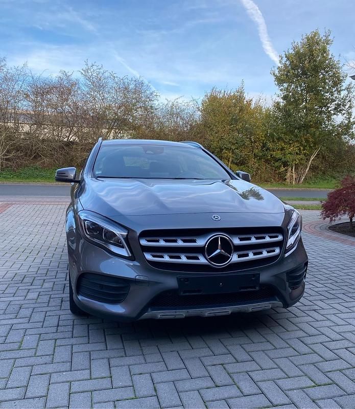 Grau Gebraucht 2019 Mercedes GLA180 AMG SUV | 21.450 € (Fairer Preis) - Bild 1/4