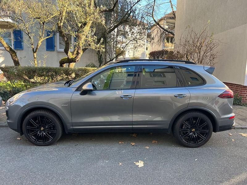 Grau Gebraucht 2015 Porsche Cayenne SUV | 35.000 € (Teuer) - Bild 1/4