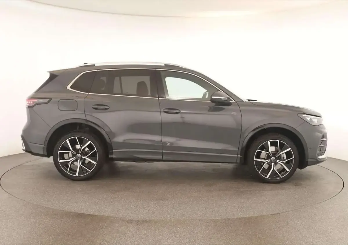 Gebraucht VW Tiguan R-line 193 PS (141 kW) 2024 Delfingrau SUV