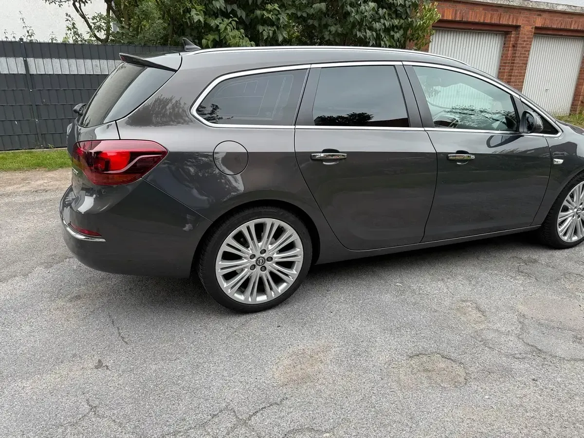 Gebraucht Opel Astra Innovation 179 PS (131 kW) 2013 Grau Kombi