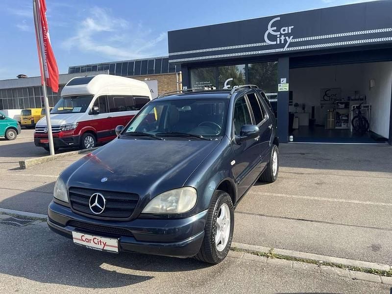 Blau Gebraucht 2001 Mercedes ML320 SUV | 2.799 € (Guter Preis) - Bild 1/4