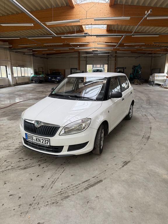 Weiß Gebraucht 2010 Skoda Fabia Cool Edition Kleinwagen | 3.500 € - Bild 1/4