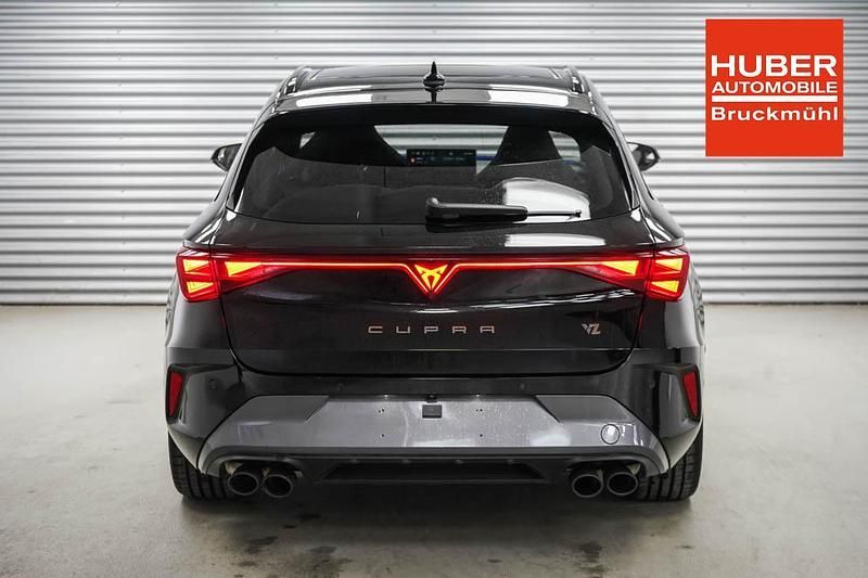 Gebraucht Cupra Leon VZ 333 PS (244 kW) 2025 Midnight black metallic (0e) Kombi