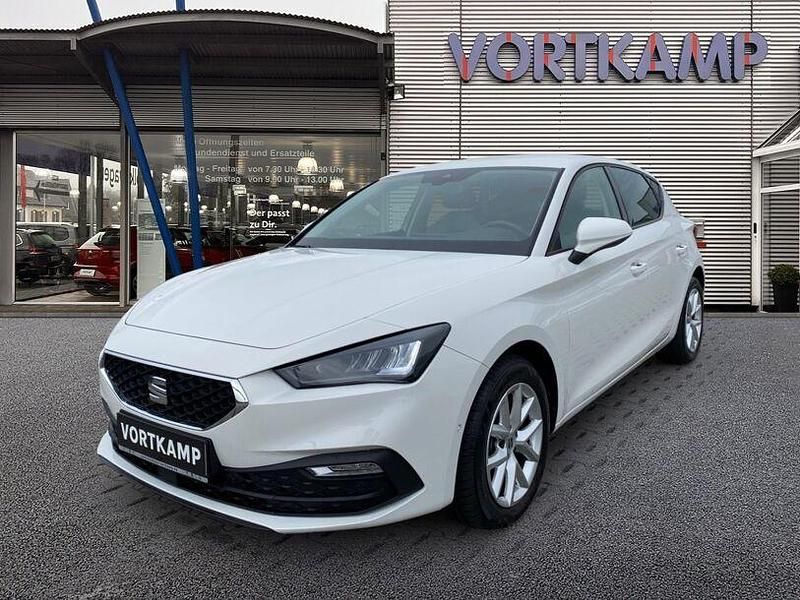 Candy weiß Gebraucht 2021 Seat Leon Style Limousine | 17.994 € (Fairer Preis) - Bild 1/4
